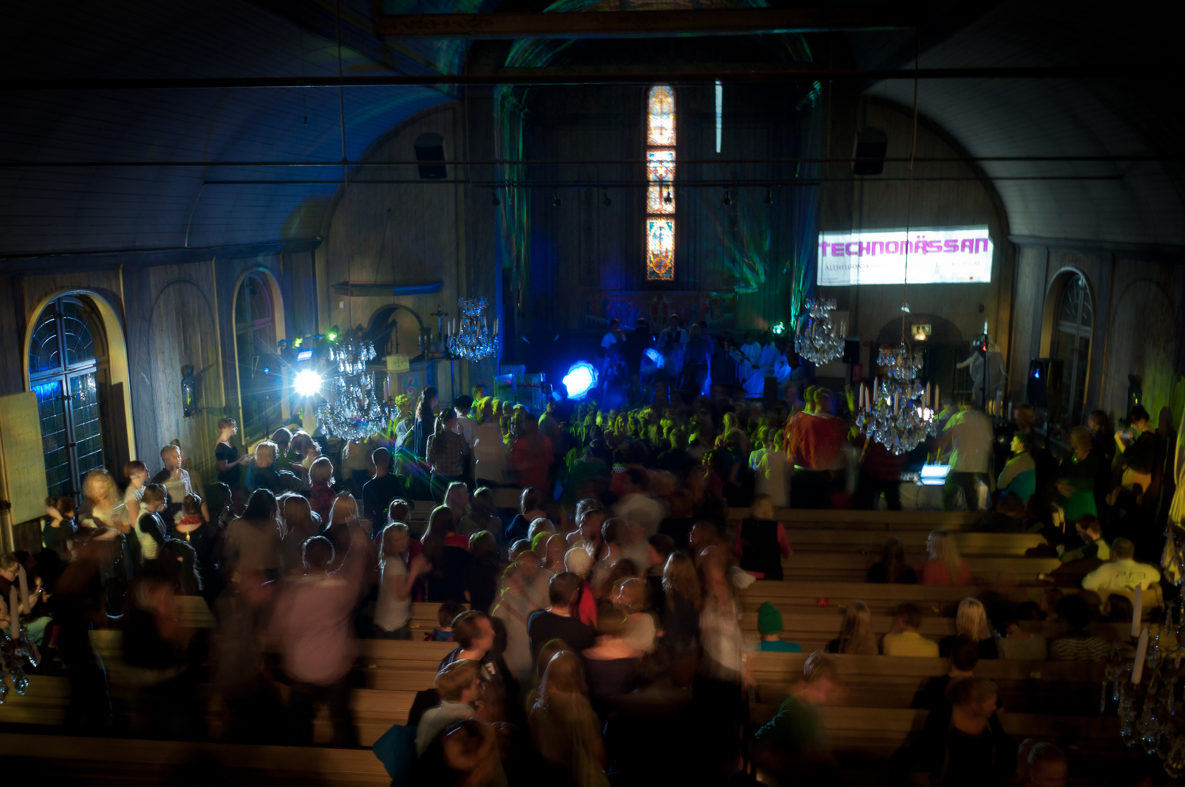 Ungdomar, Technomässan, kyrkan